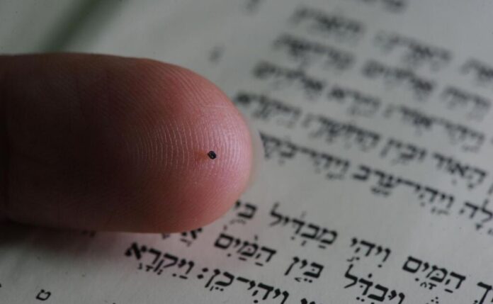 Astronauta israelí llevará la Biblia más pequeña del mundo al espacio