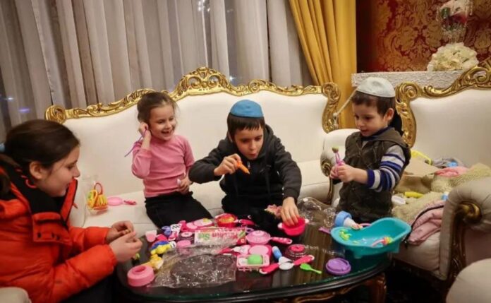 Huérfanos refugiados de Jabad en Odesa, Ucrania son rescatados y llevados a Moldavia