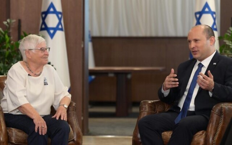 Bennett insta a la unidad, rechaza las comparaciones con el Holocausto mientras Israel conmemora el día del recuerdo