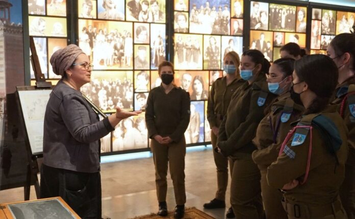 En el centro de educación sobre el Holocausto más nuevo de Yad Vashem, los reclutas de las FDI aprenden por qué luchan