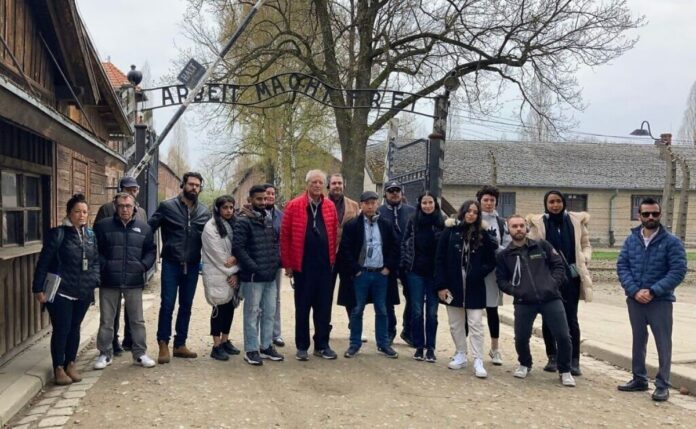 Musulmanes influyentes visitan Auschwitz, buscan llevar la verdad del Holocausto al mundo árabe