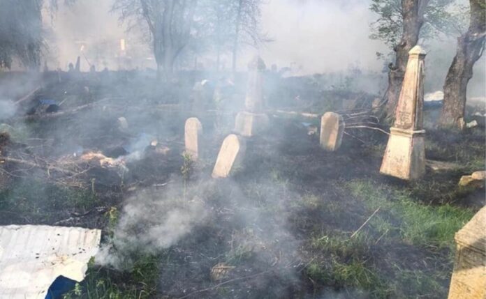 Bombardeos rusos dañan cementerio judío en Ucrania donde están enterradas las víctimas del pogrom