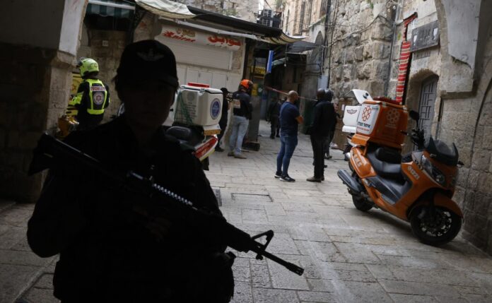 Palestino disparado después de arremeter contra policías en la Ciudad Vieja de Jerusalén