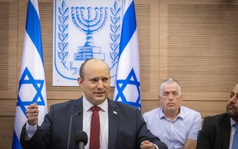 El primer ministro Naftali Bennett asiste a una reunión del Comité de Asuntos Exteriores y Defensa en la Knesset