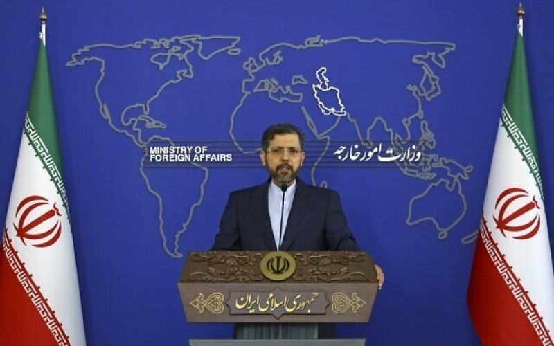 El portavoz del Ministerio de Relaciones Exteriores de Irán, Saeed Khatibzadeh, habla durante una conferencia de prensa en Teherán