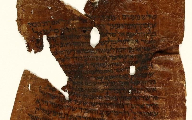 Fragmento de la Torá yemenita de 1000 años de antigüedad (Amit Dekel Productions a través de la Biblioteca Nacional de Israel)