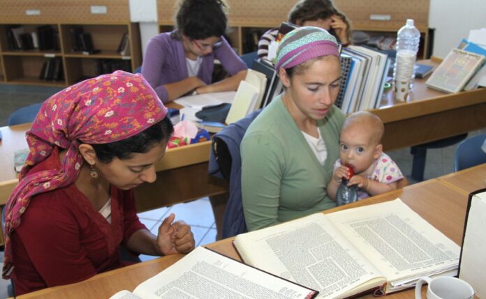 En un hito, el gobierno israelí pagará los salarios de las autoridades religiosas femeninas