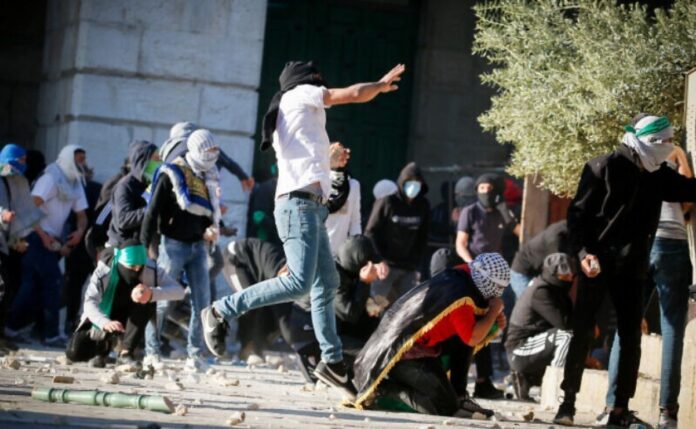 Las fuerzas de seguridad israelíes chocan con los palestinos en el Monte del Templo durante Shavuot