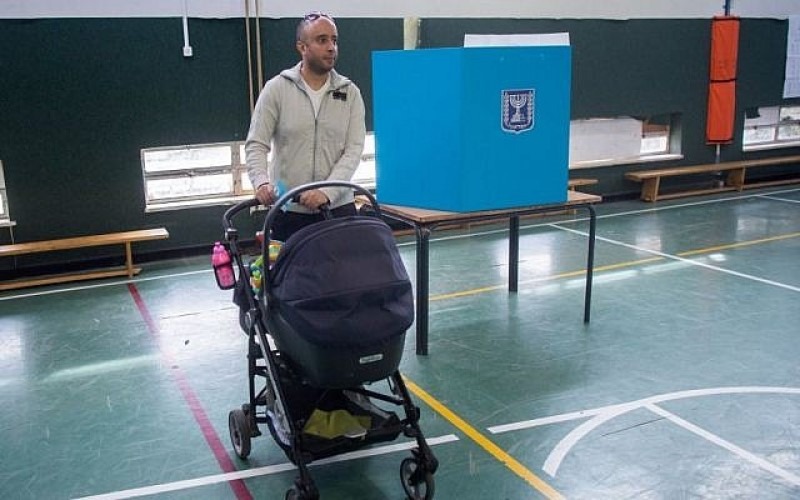 Los ciudadanos israelíes emitieron sus votos en una estación de votación en Jerusalén el día de las elecciones para la 20ª Knesset, 17 de marzo de 2015. (Crédito de la foto: Yonatan Sindel/Flash90)