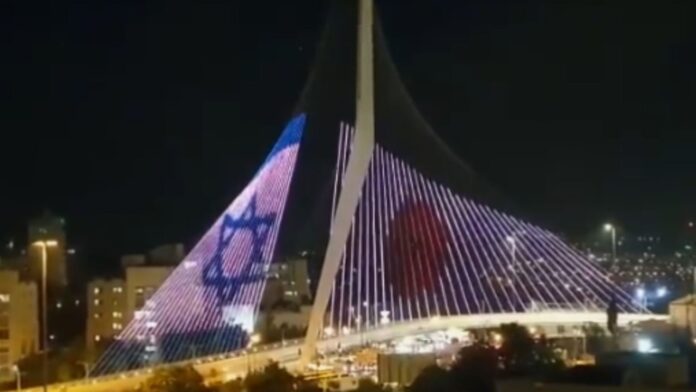 El puente de Jerusalén exhibe bandera japonesa en solidaridad tras asesinato de ex primer ministro