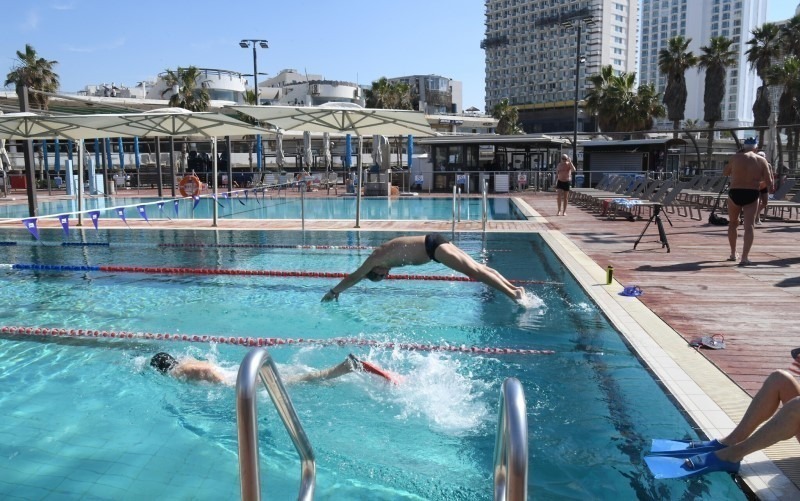 la gente nada en la piscina Gordon, junto a la playa de Tel Aviv, el 21 de febrero de 2021.