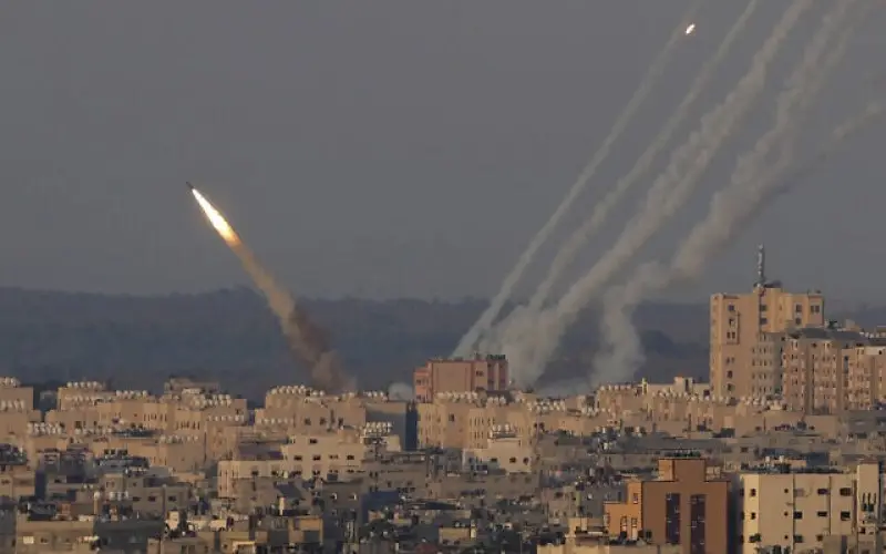 Cohetes lanzados desde la Franja de Gaza hacia Israel, en la ciudad de Gaza, el 7 de agosto de 2022. (Foto AP / Hatem Moussa, Archivo)