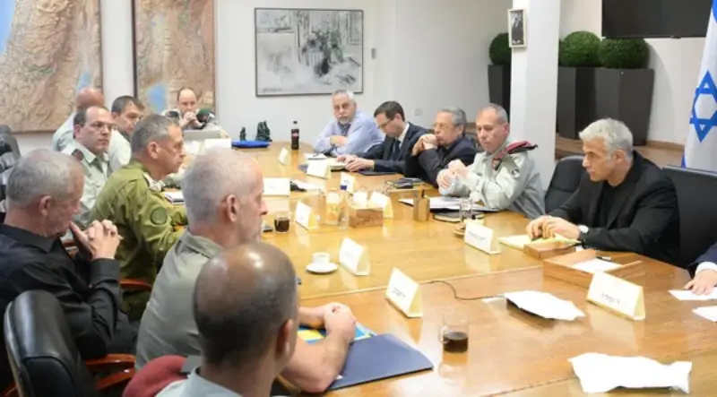 El Primer Ministro Yair Lapid asiste a una reunión de evaluación de la seguridad junto a funcionarios de defensa en Tel Aviv, el jueves.