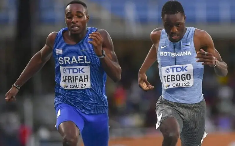 El israelí Blessing Afrifah (izq.) y el botsuanés Letsile Tabogo compiten en la prueba de 200 metros lisos masculinos durante el Campeonato Mundial de Atletismo Sub 20 en Cali, Colombia