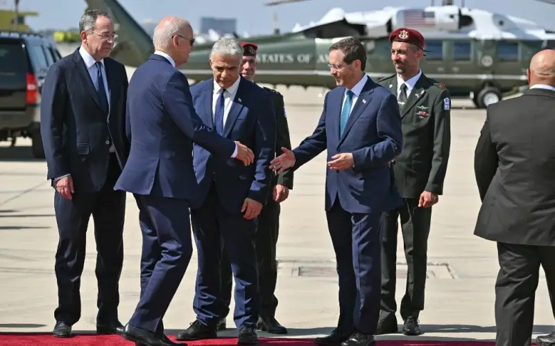El presidente de los Estados Unidos, Joe Biden, estrecha la mano del presidente de Israel, Isaac Herzog, y del primer ministro, Yair Lapid, antes de salir del aeropuerto israelí de Ben Gurion el 15 de julio de 2022 con destino a Jeddah, Arabia Saudí.