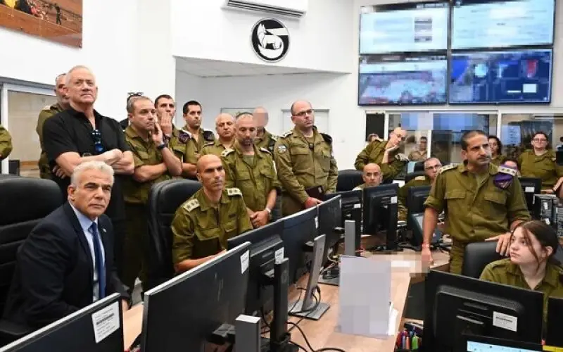 El primer ministro Yair Lapid (Izq.) y el ministro de Defensa Benny Gantz (2do-Izq.) recorren el Comando Sur de las FDI el 7 de agosto de 2022, en medio de los combates en la Franja de Gaza entre Israel y el grupo terrorista palestino yihad Islámica.