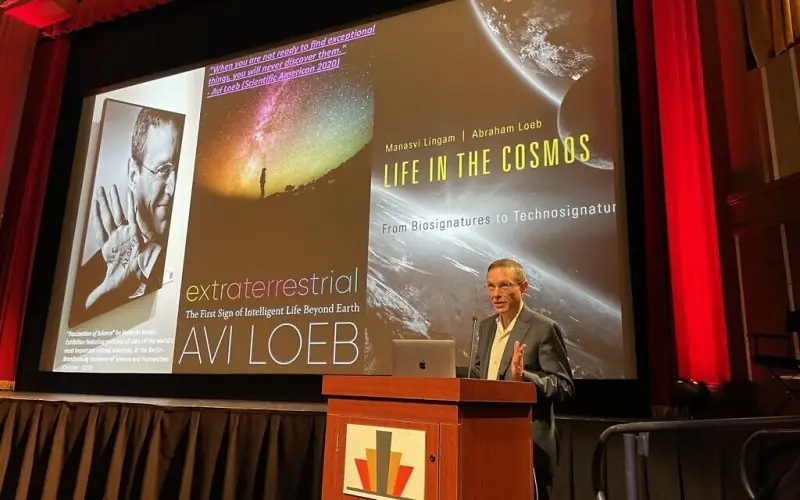 El profesor Avi Loeb da una conferencia en el Teatro Coolidge Corner de Brookline, Massachusetts.