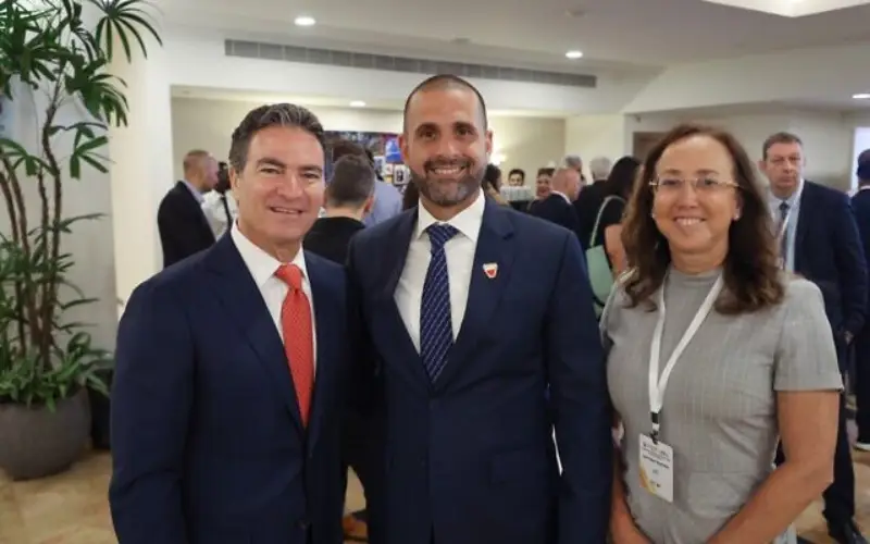 La directora general y presidenta de la IATI, Karin Mayer Rubinstein (a la derecha), el embajador de Bahréin en Israel, Khaled Yousif Al-Jalahma (en el centro), y Yossi Cohen, antiguo jefe del Mossad y actual director de las operaciones de SoftBank en Israel, en Tel Aviv, el 2 de agosto de 2022. 