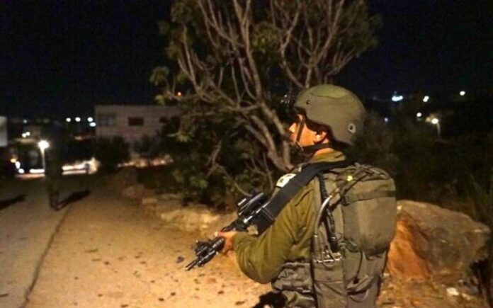 Las FDI y la policía detienen a 18 palestinos y se incautan armas en redadas nocturnas en Cisjordania