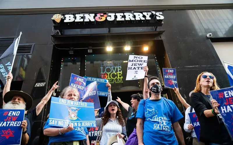 Manifestantes pro-Israel protestan contra Ben & Jerry's por su boicot a Cisjordania, y contra el antisemitismo, en Manhattan, Nueva York