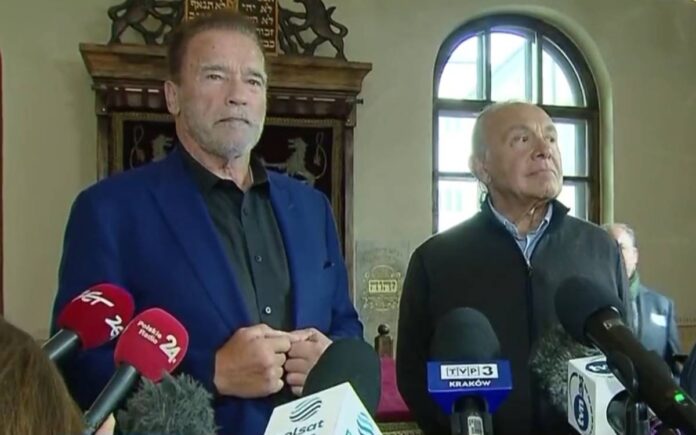 Arnold Schwarzenegger lanza un mensaje contra el odio en su primera visita a Auschwitz
