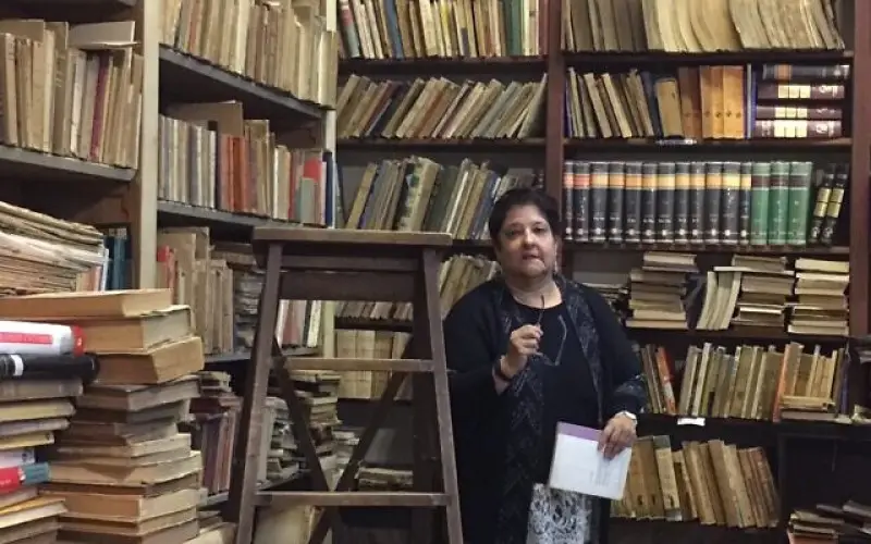 Genie Milgrom busca libros raros, antiguos y descatalogados en Montevideo, Uruguay. 