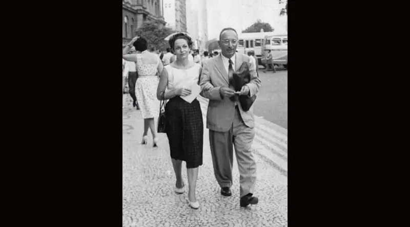 Nora y Paulo Ronai caminan por el centro de Río de Janeiro en 1950.