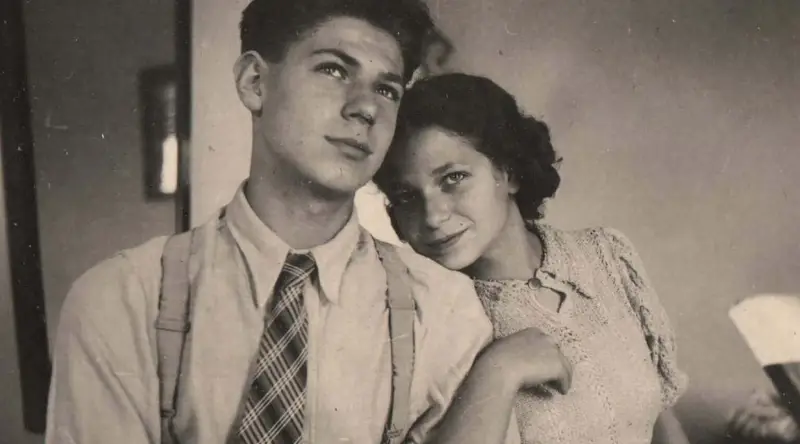 Tausz Ronai posa con su hermano Giorgio en Fiume, Italia, 1939. (Cortesía de la familia Ronai)