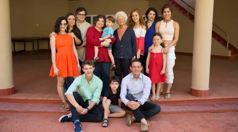 Tausz Ronai se encuentra en el centro de una foto familiar en 2016.