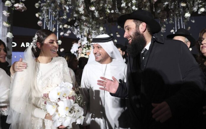Una pareja de Jabad celebra la mayor boda judía de los EAU en el aniversario de los Acuerdos de Abraham