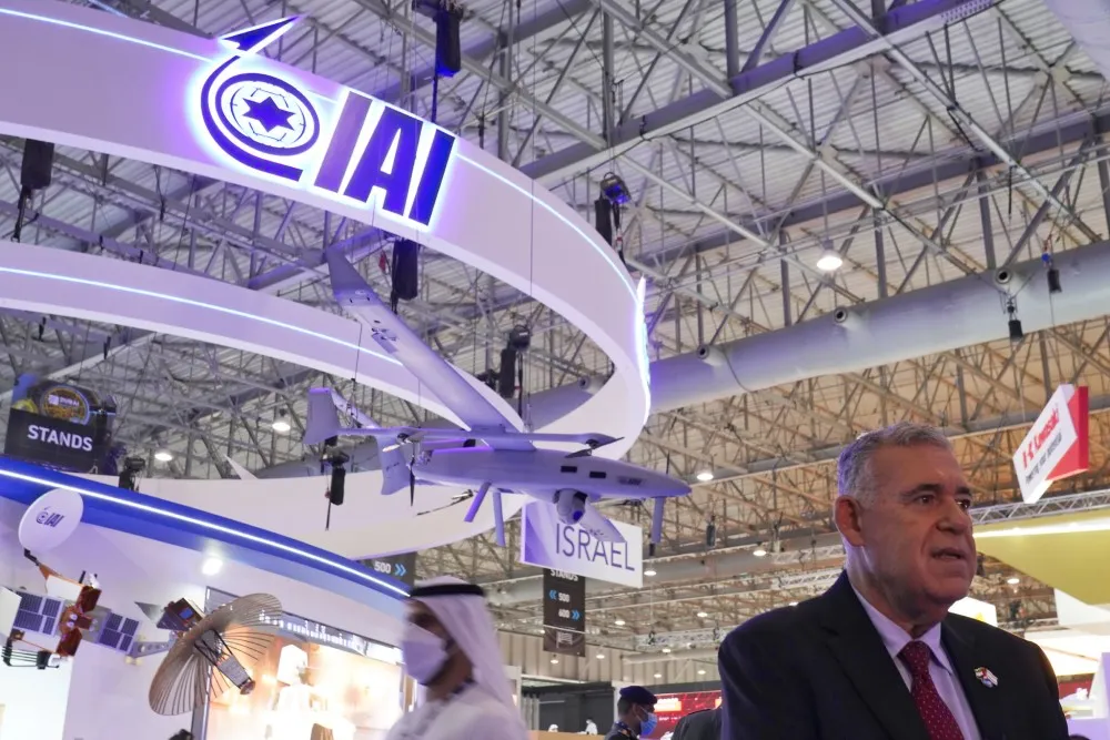 Boaz Levy, director ejecutivo de Israel Aerospace Industries, habla con The Associated Press en el Dubai Air Show en Dubai, Emiratos Árabes Unidos,