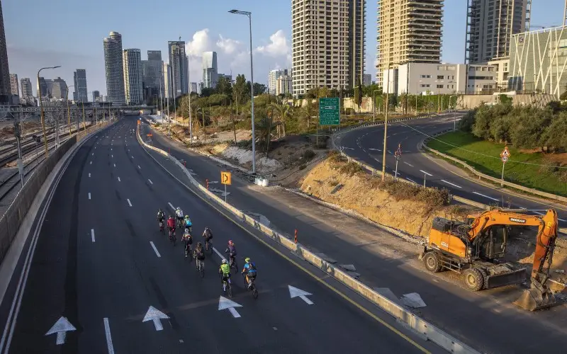 Ciclistas recorren una carretera sin automóviles, durante la festividad judía de Yom Kippur en Tel Aviv, Israel.