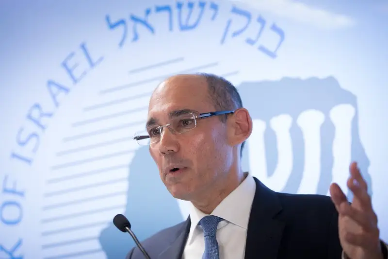 El gobernador del Banco de Israel, Amir Yaron, habla durante una conferencia de prensa en el Banco de Israel en Jerusalén.