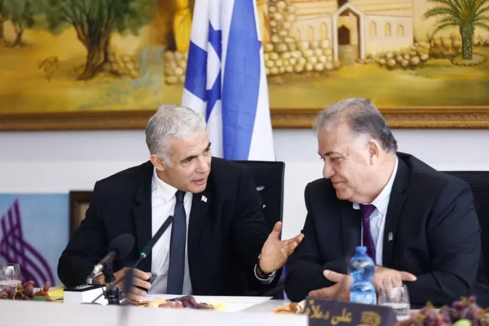 El primer ministro Yair Lapid se reúne con el alcalde de Nazaret, Ali Salem, durante una visita a la ciudad del norte