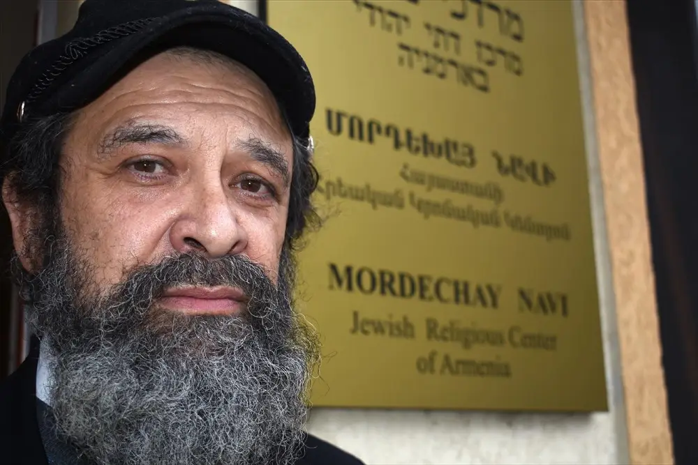 El rabino Gershon Burshteyn, líder espiritual del Centro Religioso Judío Mordechay Navi de Armenia, visto fuera del centro que dirige.