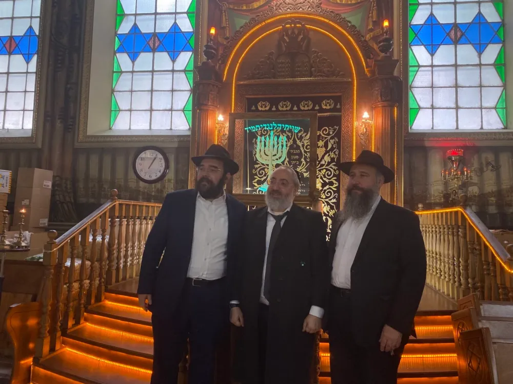 El rabino Shalom Gopin, el rabino exiliado de Lugansk, a la izquierda, visto con dos colegas de Jabad de Lviv y Dnipro en Lviv,