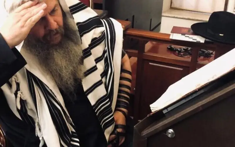 El rabino jefe de la Sinagoga Brodsky de Kiev, Moshe Azman, en oración. (Lazar Berman/The Times de Israel)