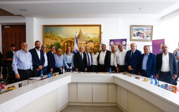 En Nazaret, Lapid insta a los árabes israelíes a votar en las elecciones “por su propio bien”