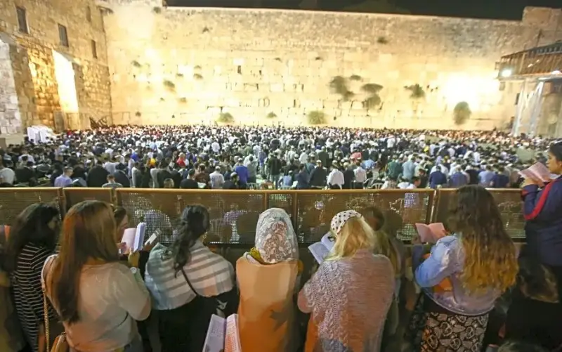 Mujeres leyendo selijot, poemas y oraciones penitenciales judías que se dicen antes de las Grandes Festividades, en el Muro Occidental antes de Rosh Hashaná.