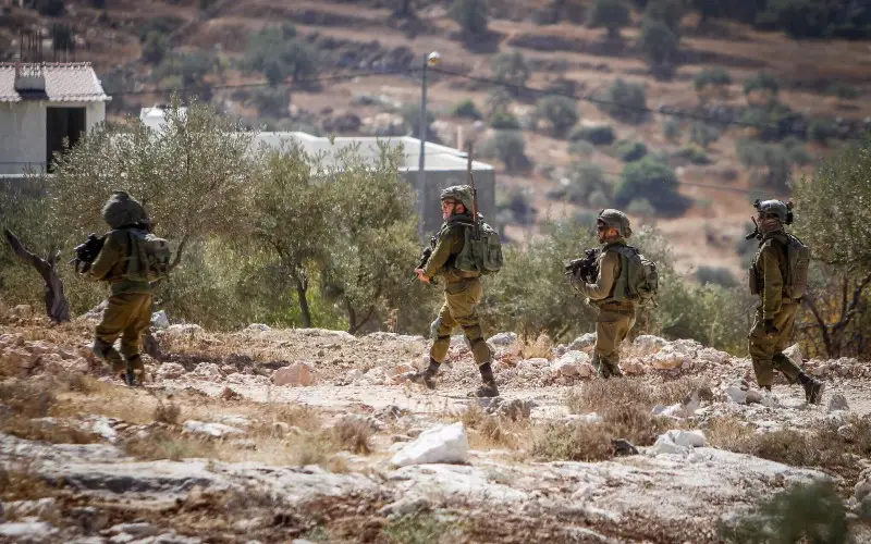 Tropas israelíes llevan a cabo registros tras un ataque a tiros en la aldea cisjordana de Salem, cerca de Nablus.