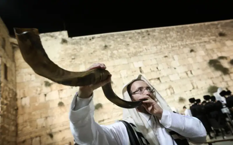 Un shofar es soplado en el Muro Occidental en la Ciudad Vieja de Jerusalén, al final de Yom Kipur,