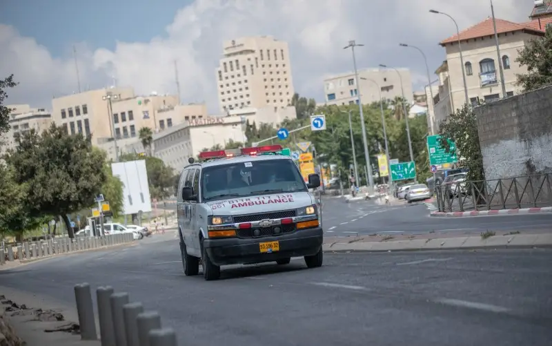 Una ambulancia en una calle vacía de Jerusalén en Yom Kipur, el 16 de septiembre de 2021. (flash90)