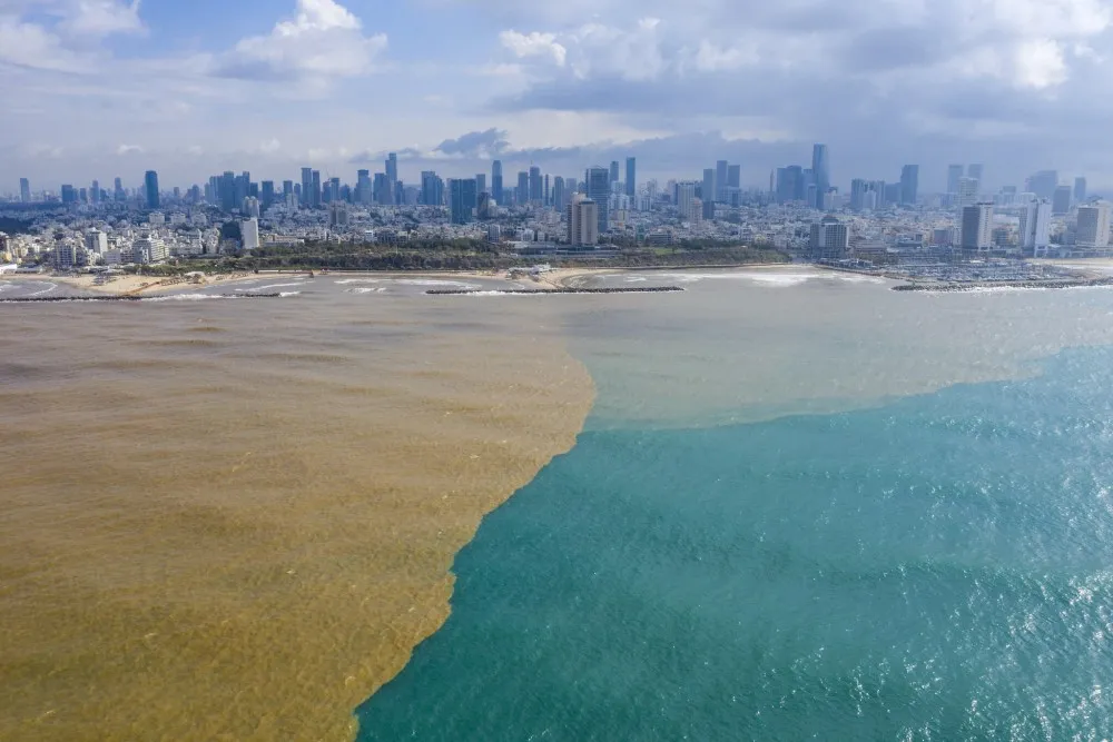 El agua de barro del río Yarkon se encuentra con el agua azul del Mar Mediterráneo en Tel Aviv el miércoles,