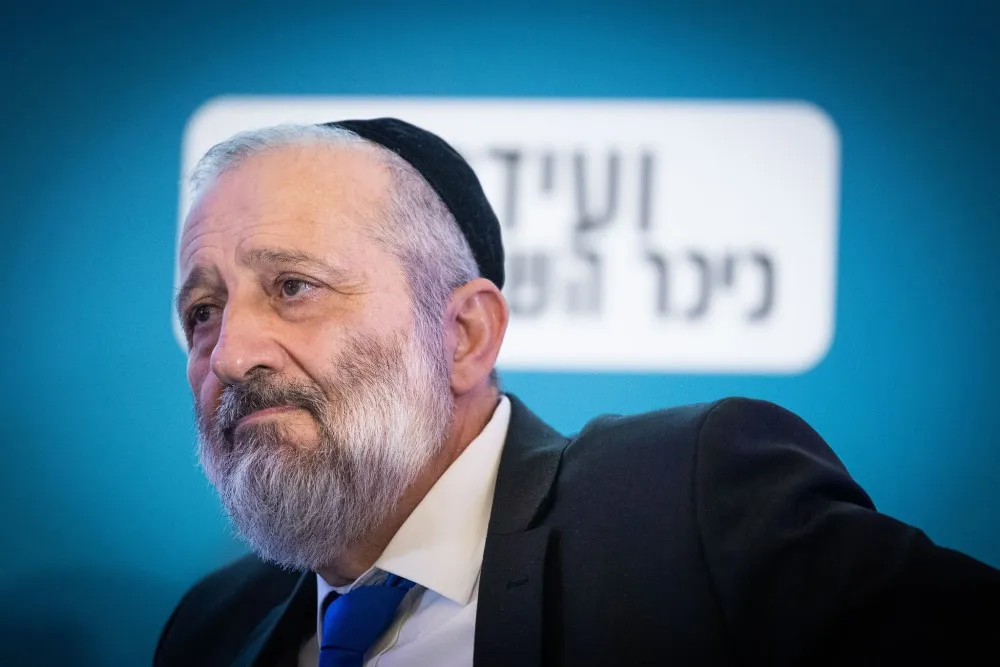 Lapid advierte que el nuevo gobierno formará un "estado halájico" El director de Shas, Aryeh Deri, en una conferencia en el Hotel Waldorf Astoria Jerusalem, 12 de septiembre de 2022. (Yonatan Sindel/Flash90)
