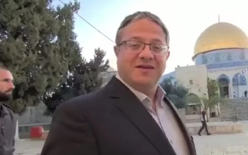 El miembro de la Knesset Itamar Ben Gvir visita el complejo del Monte del Templo escoltado por agentes de policía el 31 de marzo de 2022. (Captura de pantalla de Facebook; utilizada bajo la cláusula 27a de la ley de derechos de autor)