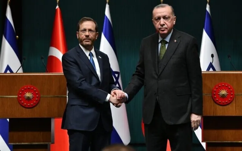 El presidente Isaac Herzog (izquierda) y el presidente turco Recep Tayyip Erdogan en el complejo presidencial en Ankara, el 9 de marzo de 2022. (Haim Zach/GPO)