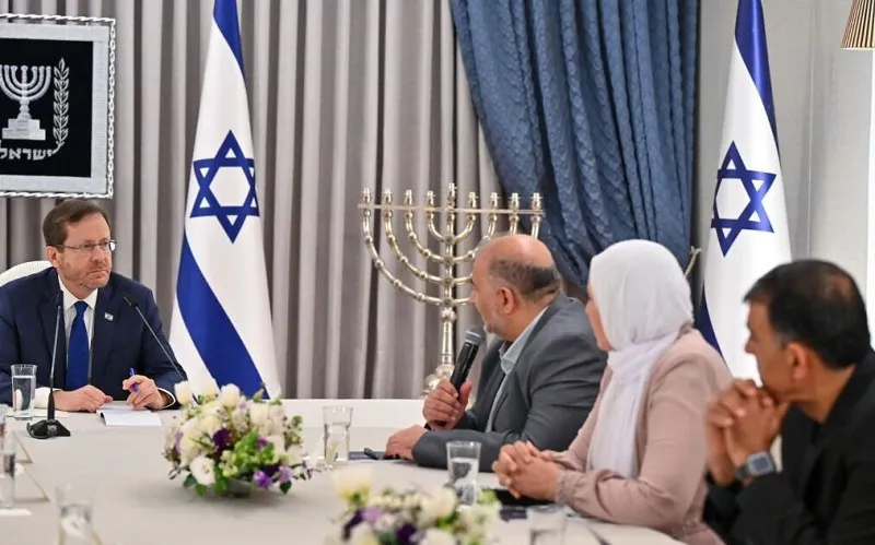 El presidente Issac Herzog (Izq.) se reúne con el líder de Ra'am, Mansour Abbas, en Jerusalén.