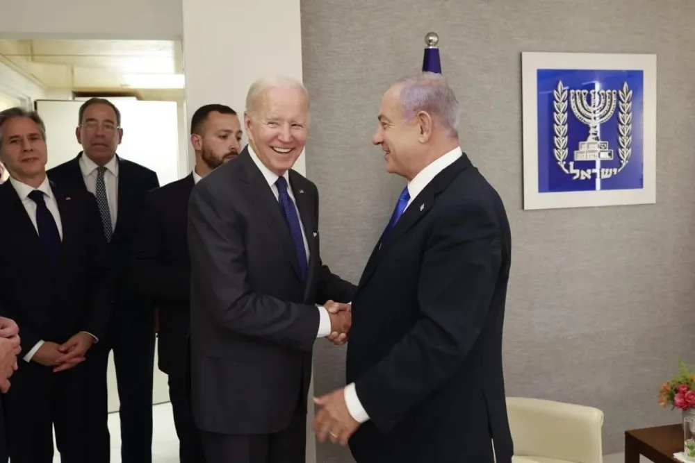 El presidente de Estados Unidos, Joe Biden (Izq.), se reúne con el líder de la oposición, Benjamin Netanyahu, en la residencia del presidente en Jerusalén,