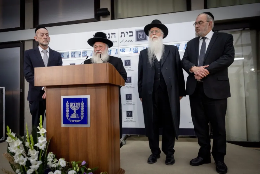 El rabino jefe de UTJ, Yitzchak Goldknopf, habla con la prensa flanqueado por otros miembros del partido después de una reunión con el presidente Isaac Herzog en la Residencia del Presidente en Jerusalén el 10 de noviembre de 2022.