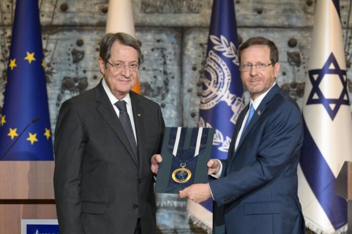 Herzog concede la medalla de honor al presidente chipriota y promociona la alianza mediterránea
